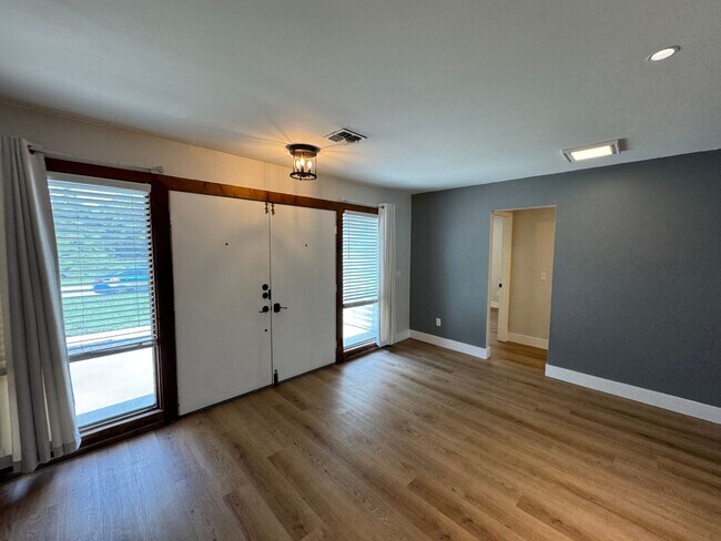 Photo - Tropical Elegance in East Orlando: A Priva...