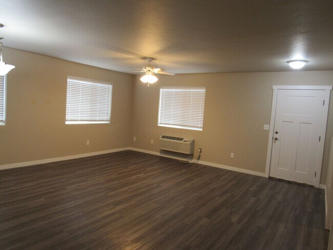 Photo - Nearly New 2bd/1ba Apartment w/washer/dryer included! Unidad 101
