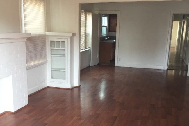 Large living room and dining room space - 2928 Kenwood Ave Unit 1