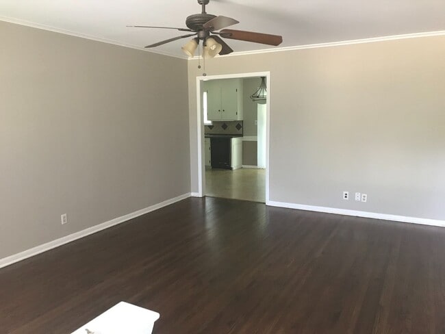 Photo - 3 bedrooms, 1.5 bath, close to Brookside restaurants, shopping and entertainment.