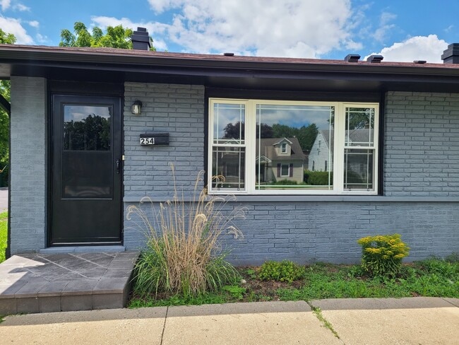 Building Photo - 254 N Slusser St Rental