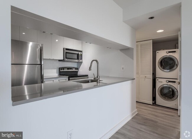 Building Photo - 601 24th St NW Unit 301 Rental