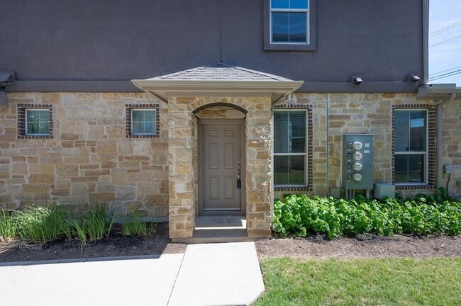 Photo - 415 Epiphany Ln