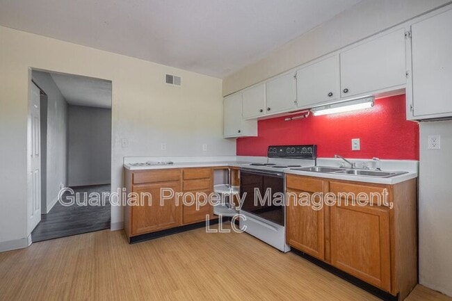 Photo - 525 W 8th St