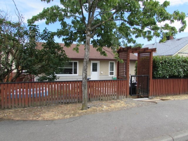 Building Photo - 16 Pine St