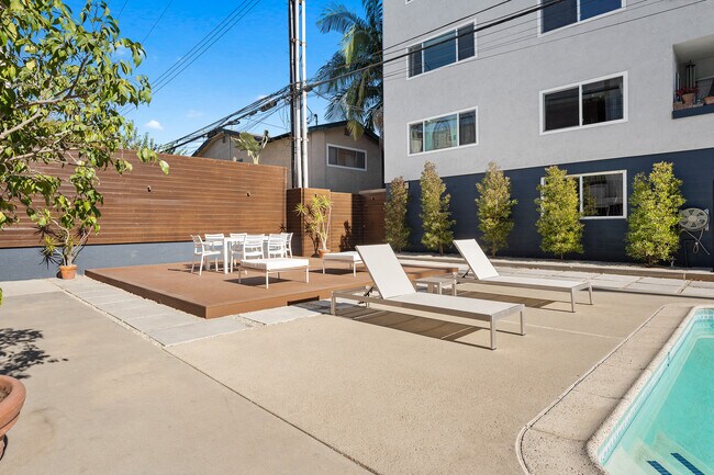 425 Coronado Ave