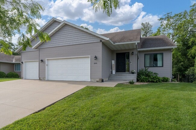 Building Photo - Stunning rambler on Tanager Road!