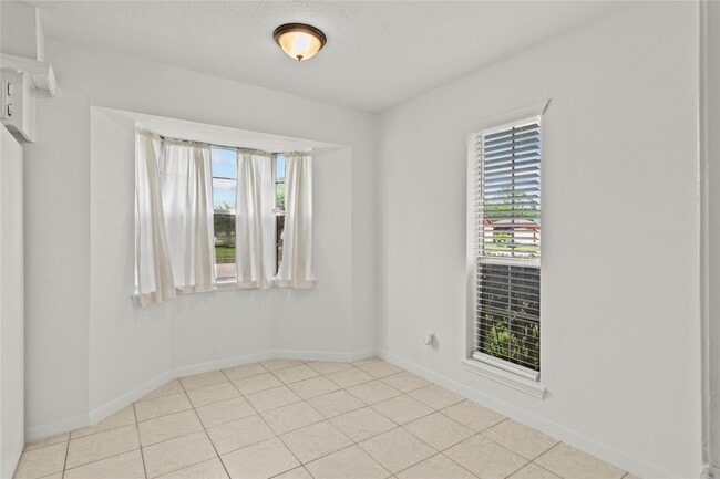 Building Photo - 4402 Seneca St Rental