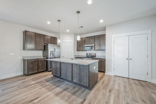 Photo - 210 Ilderton St