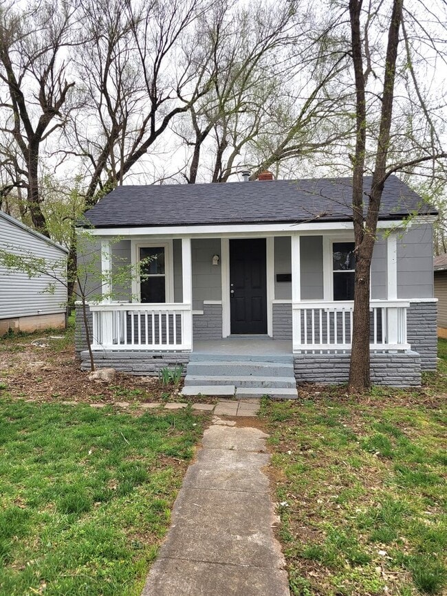 Building Photo - Recently Renovated 2 Bedroom 1 Bath Home!