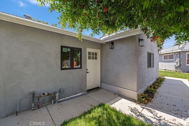 Building Photo - 11010 Montgomery Ave Unit 11010 Rental