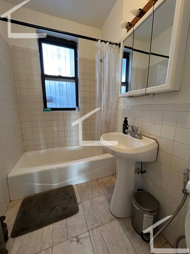 Photo - Great 4 Bed Available 8/1/26