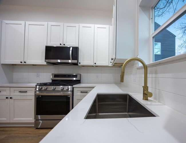 Photo - 868 E 35th St