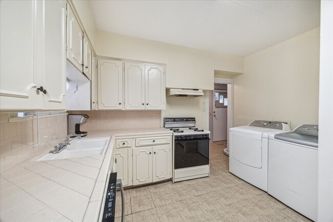 Photo - 2113 Berry St
