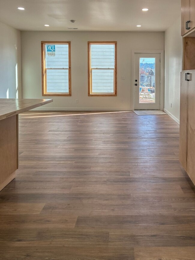 Photo - *** 3 Bedroom New Build In SE ! ONE MONTH FREE !!!!