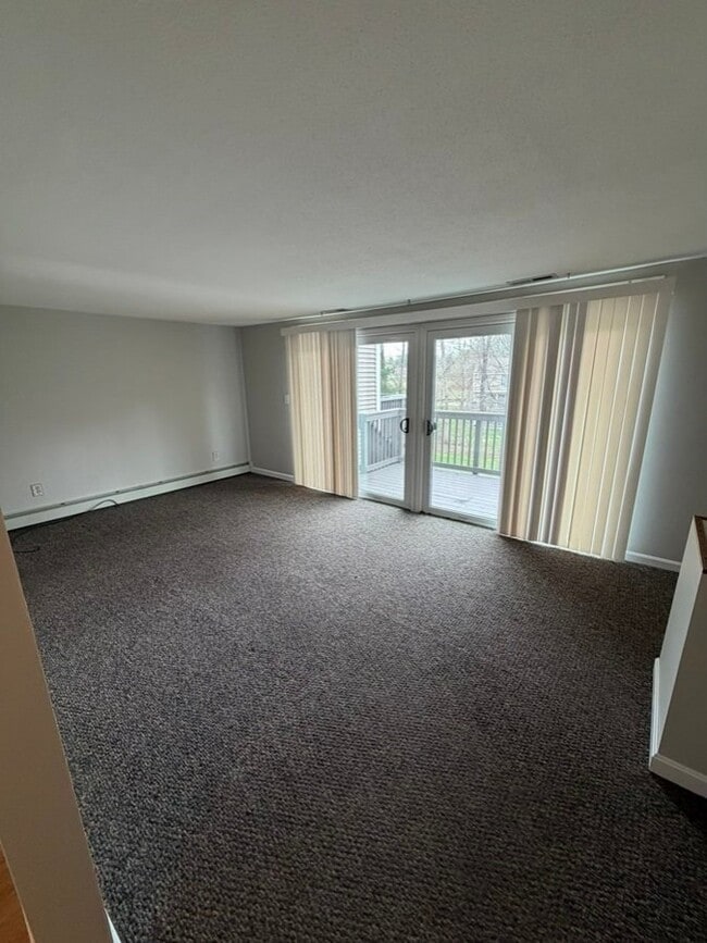 Photo - 136 Canterbury Ln