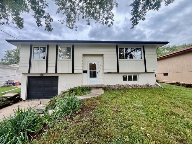 Building Photo - Move-In Ready Home with Stylish Upgrades i...