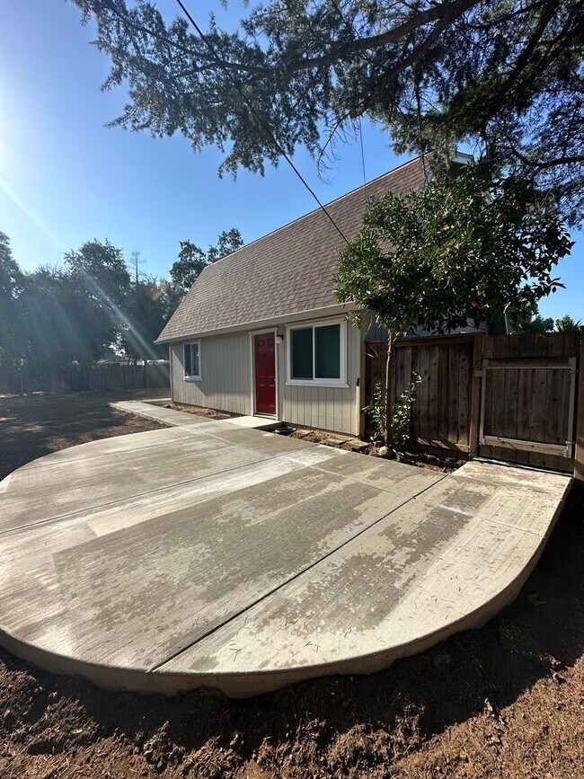 Building Photo - 2031 Oroville-Chico Hwy Unit 2031 Oroville-Chico Hwy (Front House)