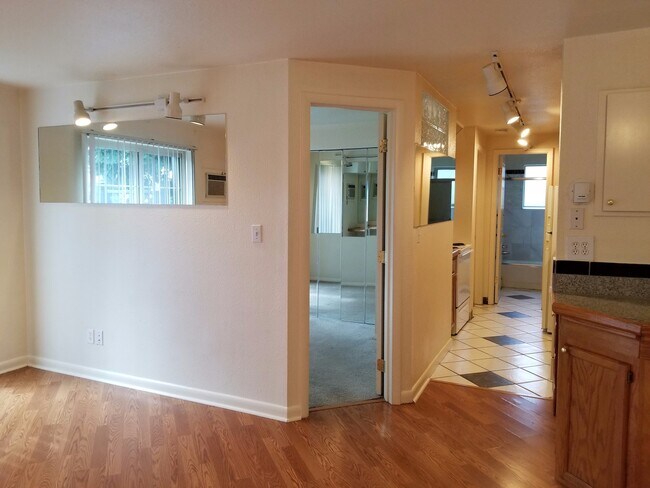 Photo - RENT SPECIAL & LEASE OPTIONS! Cat-friendly... Unidad 680-101