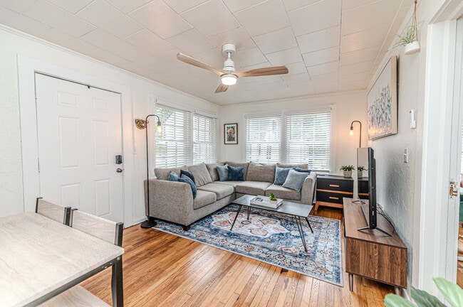 Building Photo - 508A W Chisholm St Unit Whole