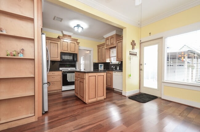 Building Photo - 3211 Beauchamp St Rental