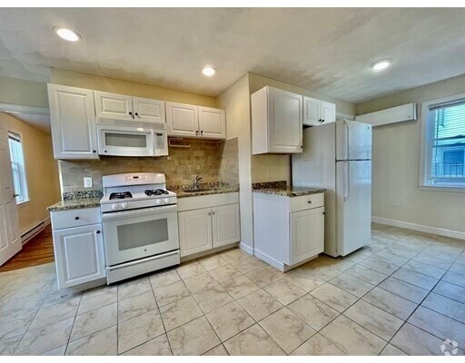 Building Photo - 19 1/2 Jefferson St Unit 3 Rental
