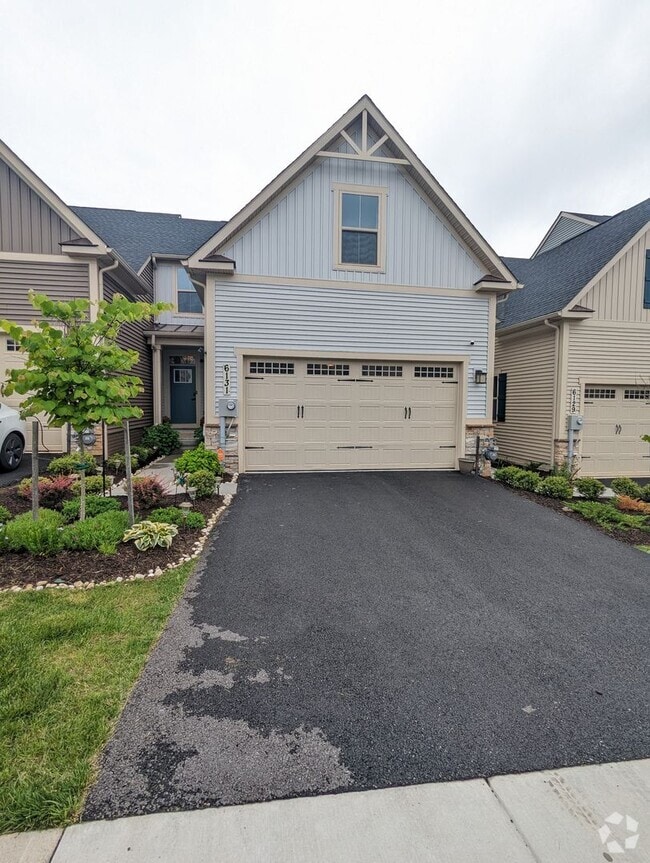 Building Photo - Stunning villa in the Harrison Terrace com... Rental