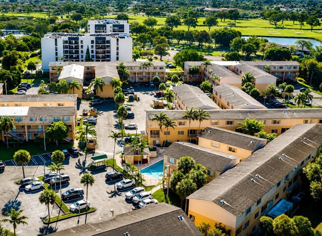 Building Photo - 6235 SW Kendale Lakes Cir Unit 239