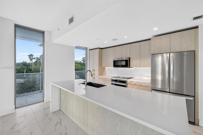 Photo - 2000 Metropica Wy Unit 203