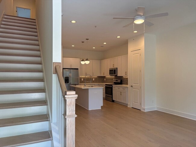 Building Photo - Beautiful 2/2.5 townhome near downtown Franklin available!