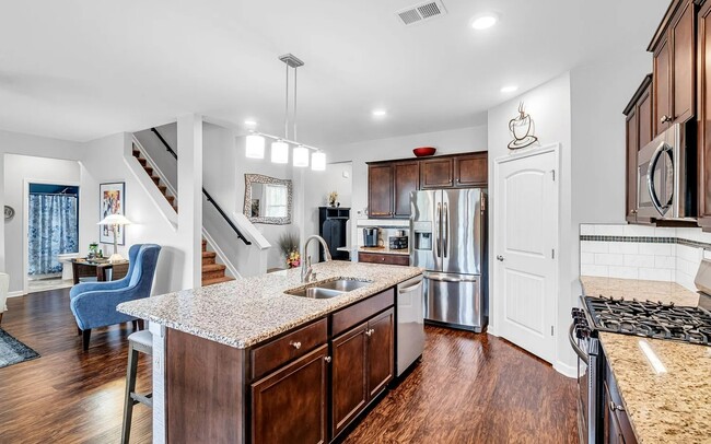 Photo - 756 Prominence Rd