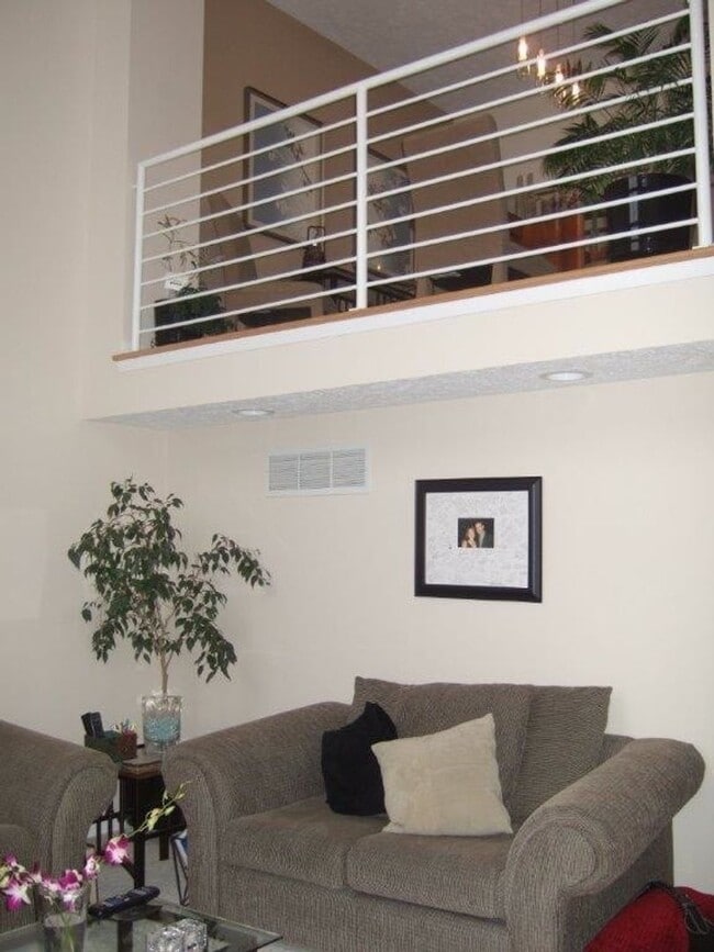 Photo - Modern Townhouse for rent (2bdrm; garage; yard)