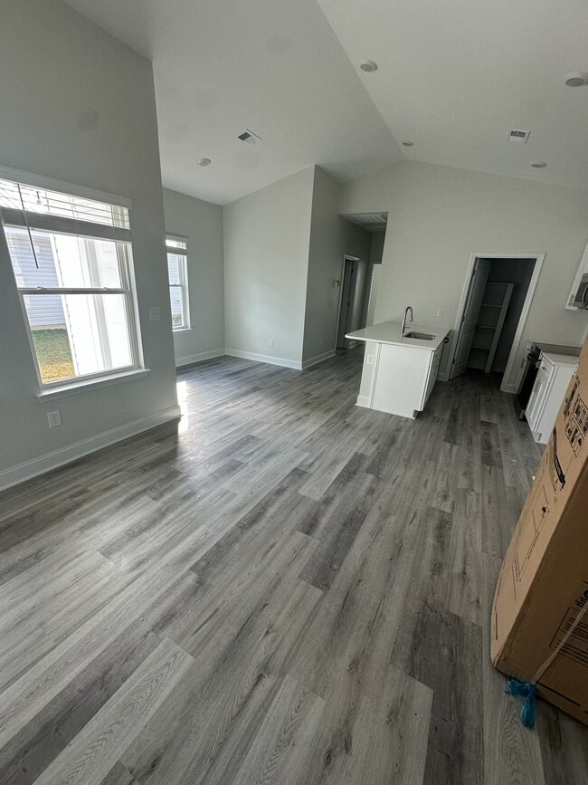 Photo - 405 Apple Ln