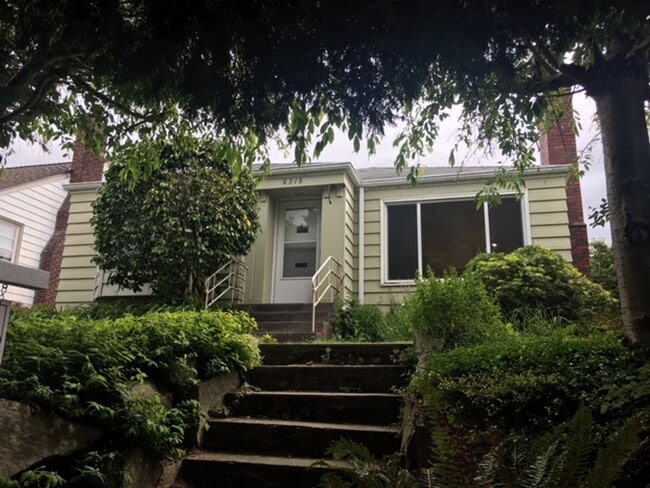 Photo - Crown Hill House-Yard care included!