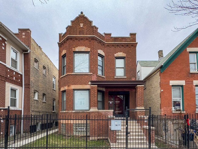 Photo - 1536 N Hamlin Ave Apartments Unit G