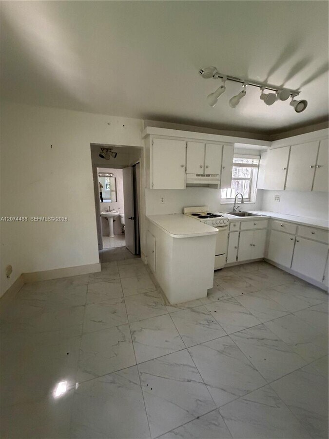 Photo - 631 NE 60th St