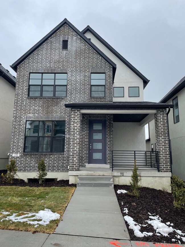 Building Photo - Modern home!