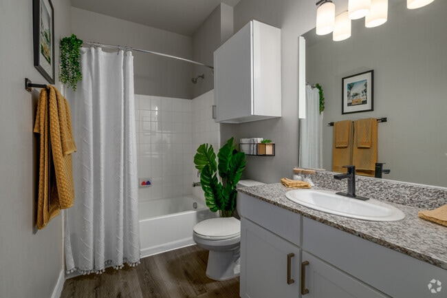 2BR, 2BA - 713SF - Bathroom