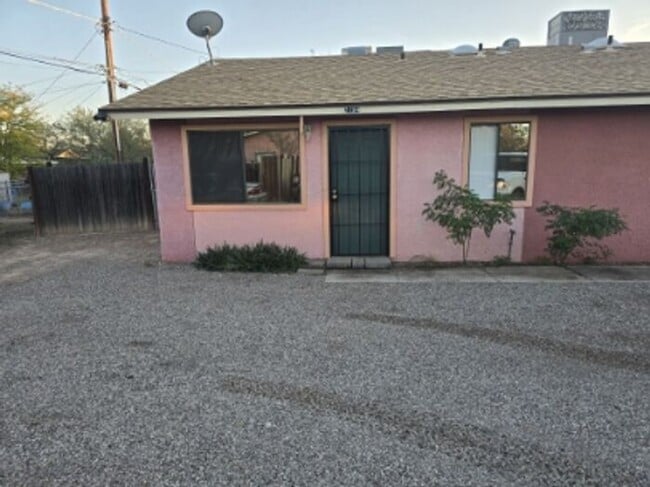 Building Photo - TRIPLEX 2BD/1BA COMING SOON!!! SPACIOUS BACKYARD!!
