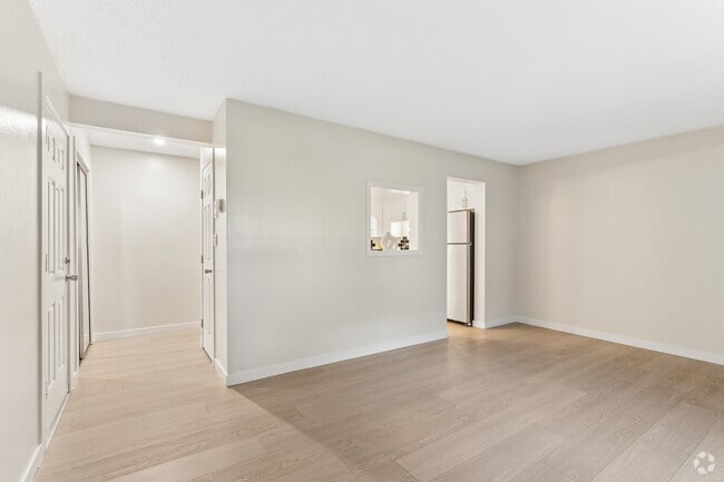 1BR, 1BA - 730SF - Living Room - Twin Fountain Apartments
