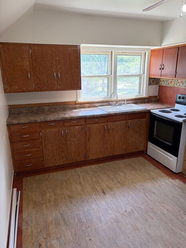Building Photo - 619 S Jay St Unit 2