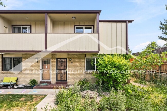 Building Photo - Spacious Townhouse with Washer/Dryer and Central AC
