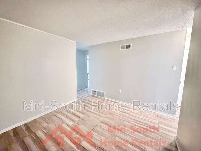 Photo - 642 Safari Dr