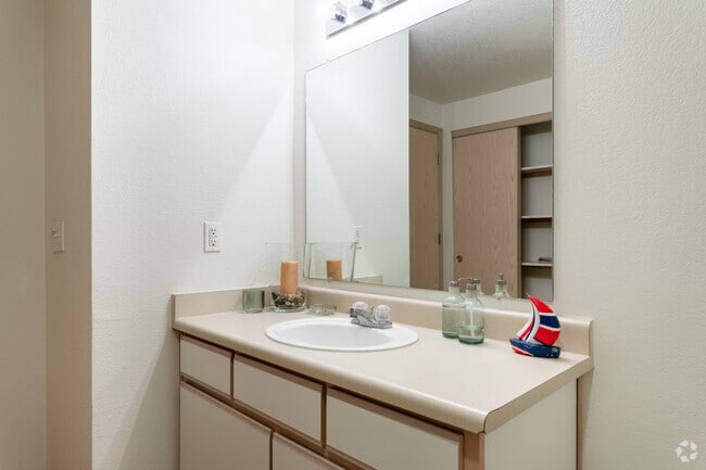 2BR, 1BA - 843 SF