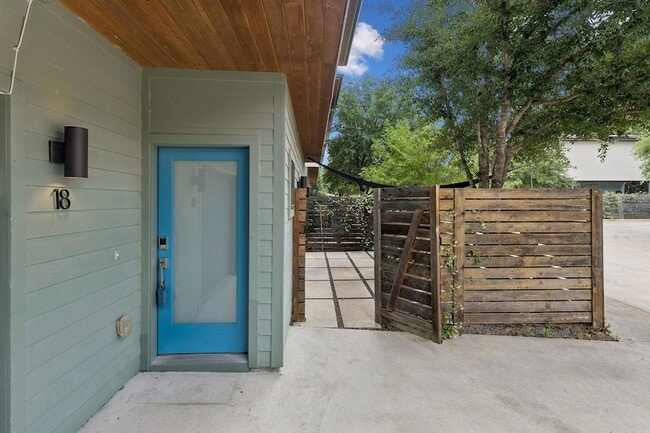 Photo - 2101 Montopolis Dr