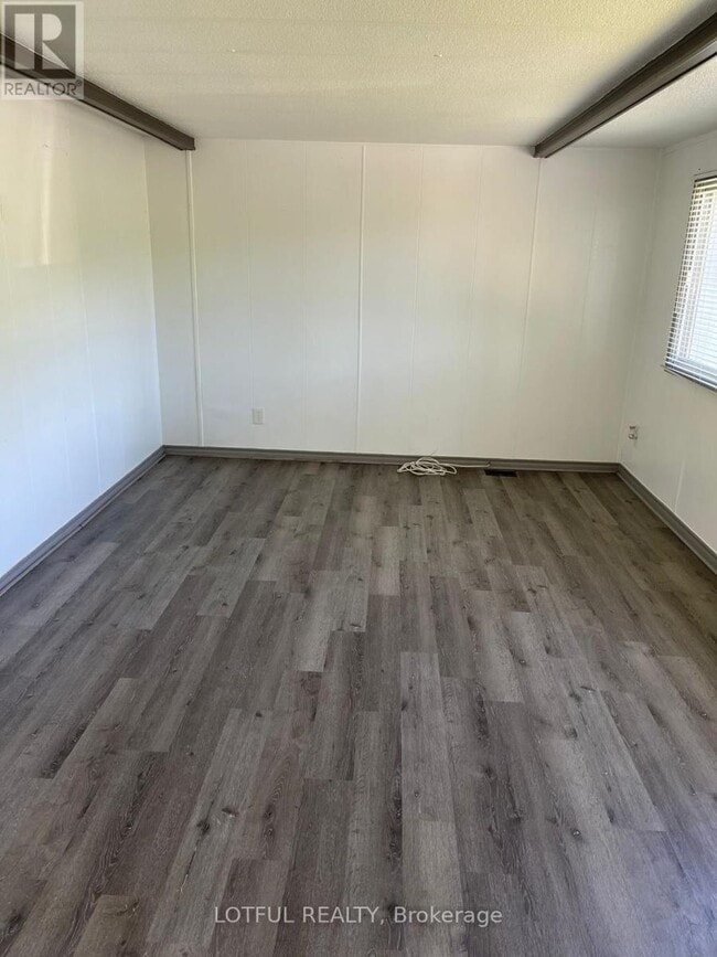 Photo - 7594 Flewellyn Rd