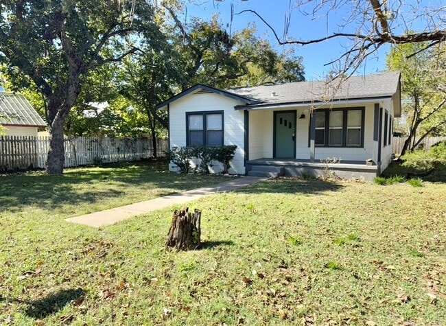 Building Photo - 110 E 8th St