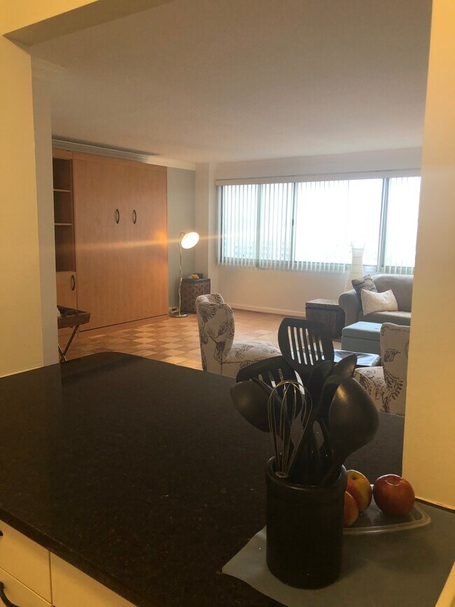 Queen wall bed - 5500 Friendship Blvd Unidad 2412N