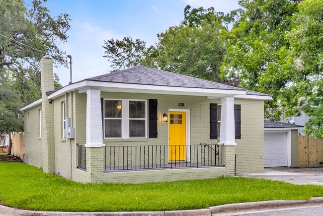 Building Photo - Cute all brick ranch on a large corner lot with fenced in yard and 1 car garage