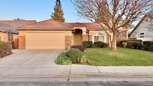 Building Photo - $2,350 Herndon & Willow, 3 Bedroom Home - N. Helm Ave, Clovis